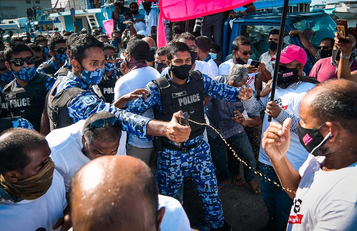 މާލެ: ޖެނުއަރީ 21، 2021: ކުރީގެ ރައީސް އަބްދުﷲ ޔާމީން ޖަލަށް ލުމަށް ކްރިމިނަލް ކޯޓުން ކޮށްފައިވާ ހުކުމް އިސްތިއުނާފު ކުރުމުން ހައި ކޯޓުން ގޮތެއް ނިންމުމަށް ބޭއްވި ޝަރީއަތުގެ އަޑުއެހުން ކުރިޔަށް ގެންދިޔަ ވަގުތު އެ ސަރަހައްދަށް އެއްވި އިދިކޮޅު ސަޕޯޓަރުން ކޮންޓްރޯލް ކުރުމަށް ފުލުހުން ޕެޕާ ސްޕްރޭ ޖަހަނީ.---ފޮޓޯ: ނިޝާން އަލީ/މިހާރު