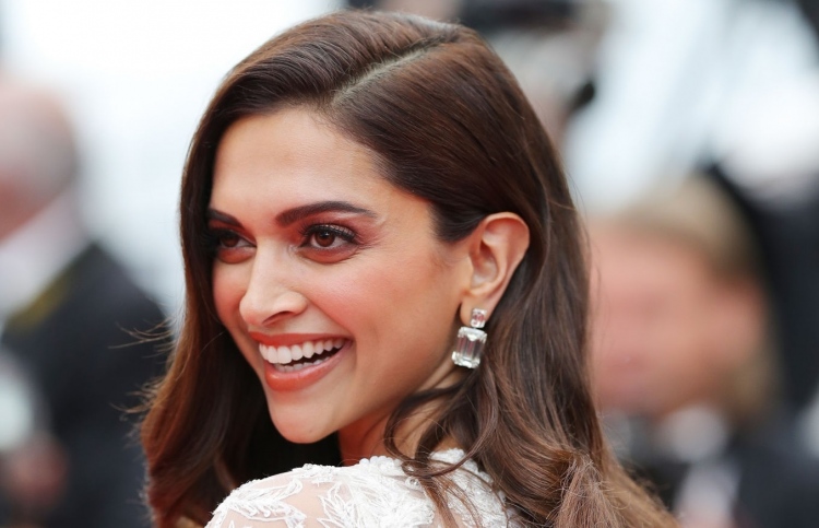 ދީޕިކާ ހޮލީވުޑްގެ އެޖެންސީއަކާ އެކު ސޮއިކޮށްފި