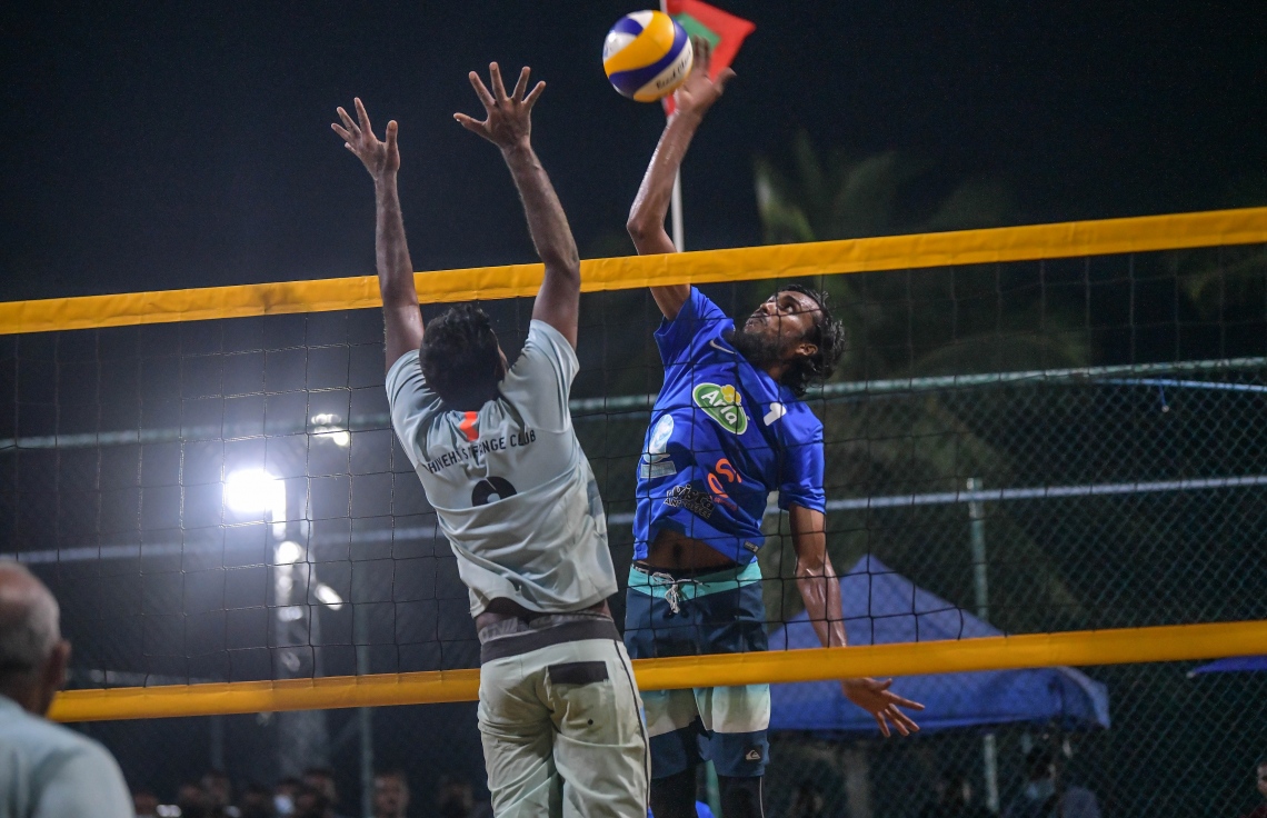 ހުޅުމާލެ: ޖެނުއަރީ 25، 2021: ހައުސިން ޑިވެލޮޕްމަންޓް ކޯޕަރޭޝަން (އެޗްޑީސީ)ގެ ފަރާތުން އާންމުންނަށް ހުޅުވާލައިގެން ބޭއްވި ޕާކް ވޮލީ މުބާރާތުގެ ތެރެއިން.-- ފޮޓޯ: ނިޝާން އަލީ /މިހާރު