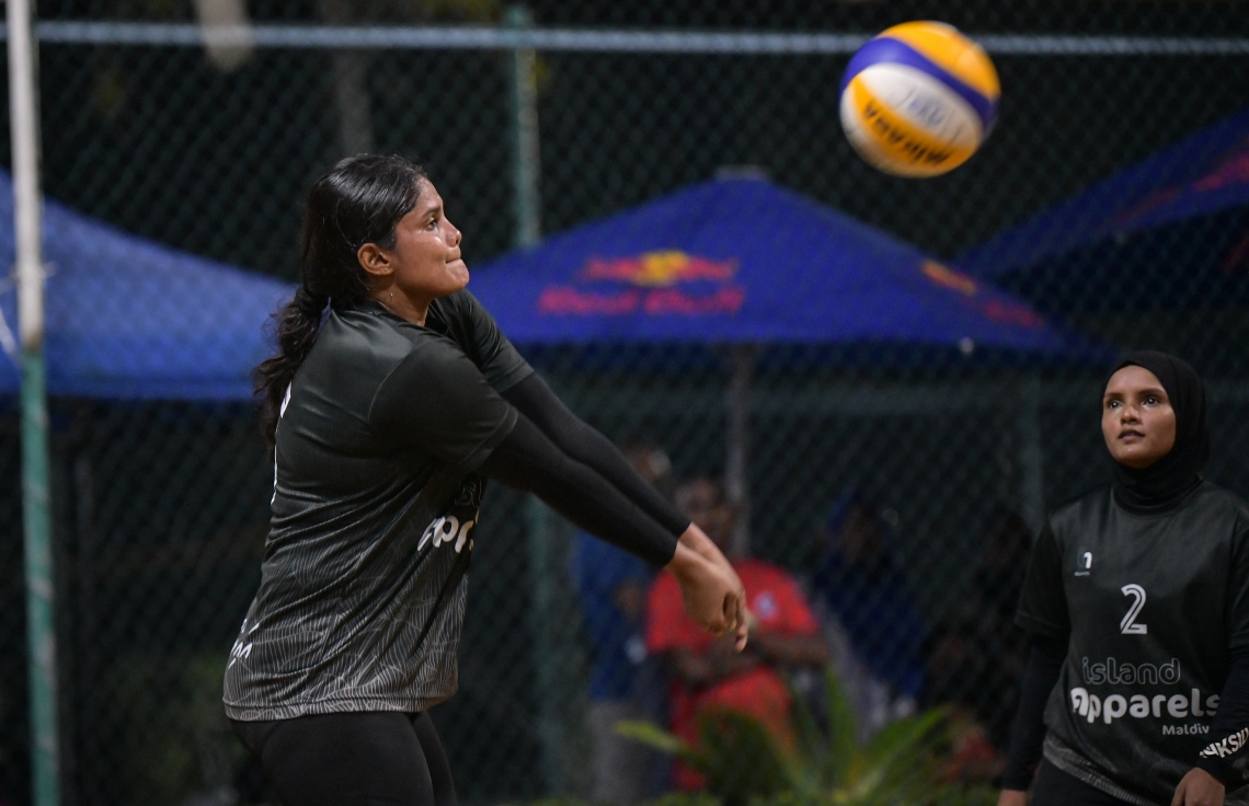 ހުޅުމާލެ: ޖެނުއަރީ 25، 2021: ހައުސިން ޑިވެލޮޕްމަންޓް ކޯޕަރޭޝަން (އެޗްޑީސީ)ގެ ފަރާތުން އާންމުންނަށް ހުޅުވާލައިގެން ބޭއްވި ޕާކް ވޮލީ މުބާރާތުގެ ތެރެއިން.-- ފޮޓޯ: ނިޝާން އަލީ /މިހާރު