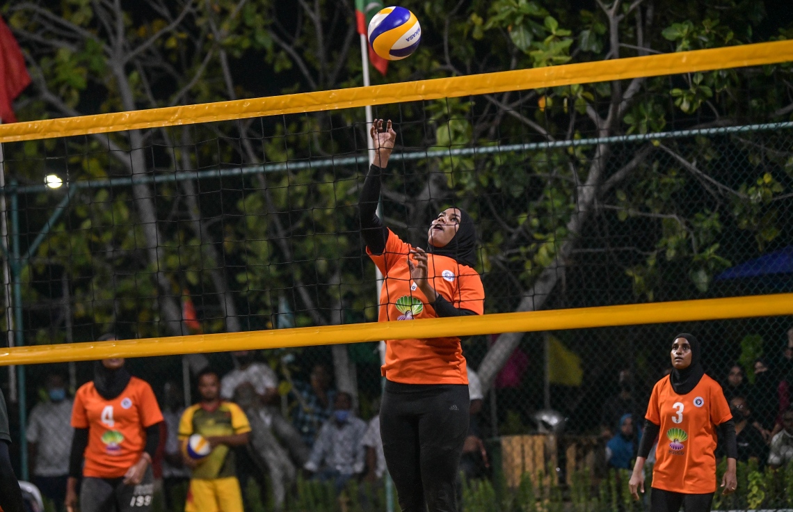 ހުޅުމާލެ: ޖެނުއަރީ 25، 2021: ހައުސިން ޑިވެލޮޕްމަންޓް ކޯޕަރޭޝަން (އެޗްޑީސީ)ގެ ފަރާތުން އާންމުންނަށް ހުޅުވާލައިގެން ބޭއްވި ޕާކް ވޮލީ މުބާރާތުގެ ތެރެއިން.-- ފޮޓޯ: ނިޝާން އަލީ /މިހާރު