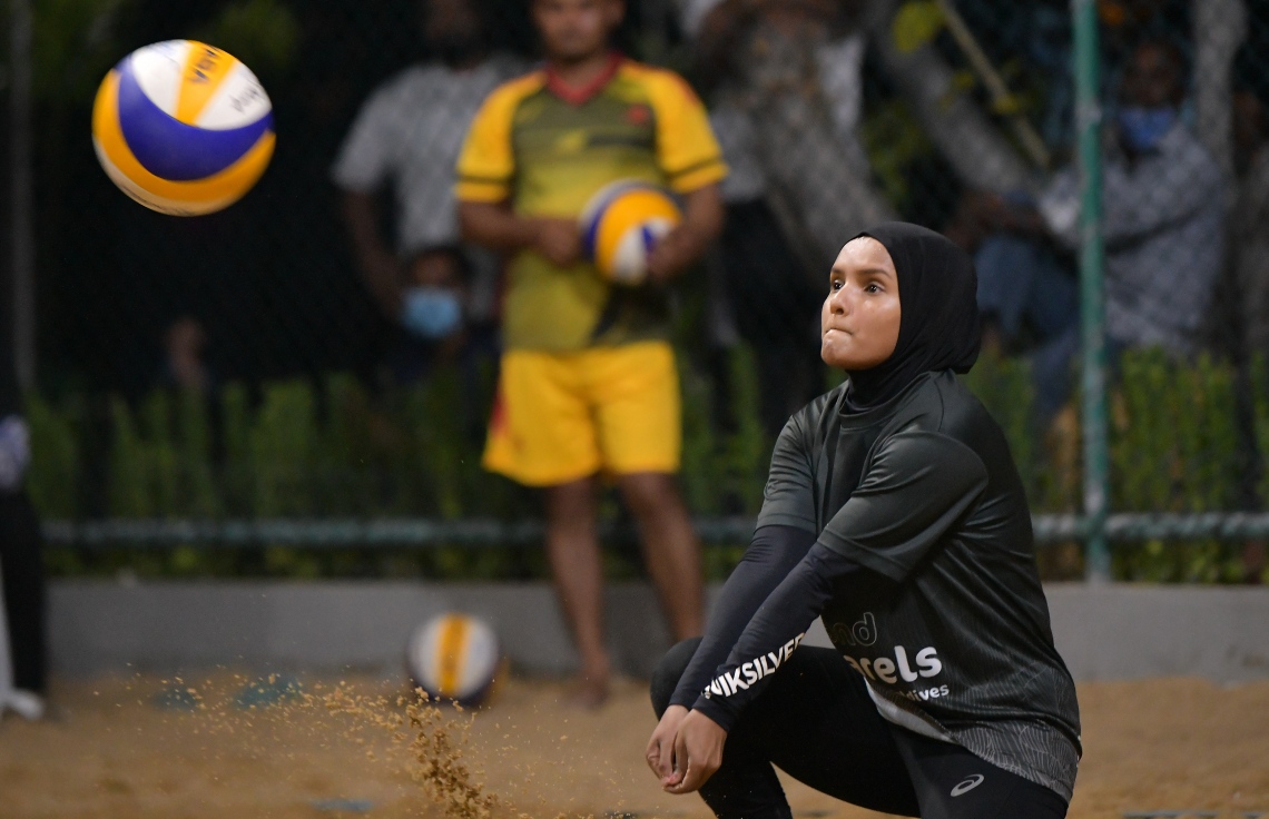 ހުޅުމާލެ: ޖެނުއަރީ 25، 2021: ހައުސިން ޑިވެލޮޕްމަންޓް ކޯޕަރޭޝަން (އެޗްޑީސީ)ގެ ފަރާތުން އާންމުންނަށް ހުޅުވާލައިގެން ބޭއްވި ޕާކް ވޮލީ މުބާރާތުގެ ތެރެއިން.-- ފޮޓޯ: ނިޝާން އަލީ /މިހާރު