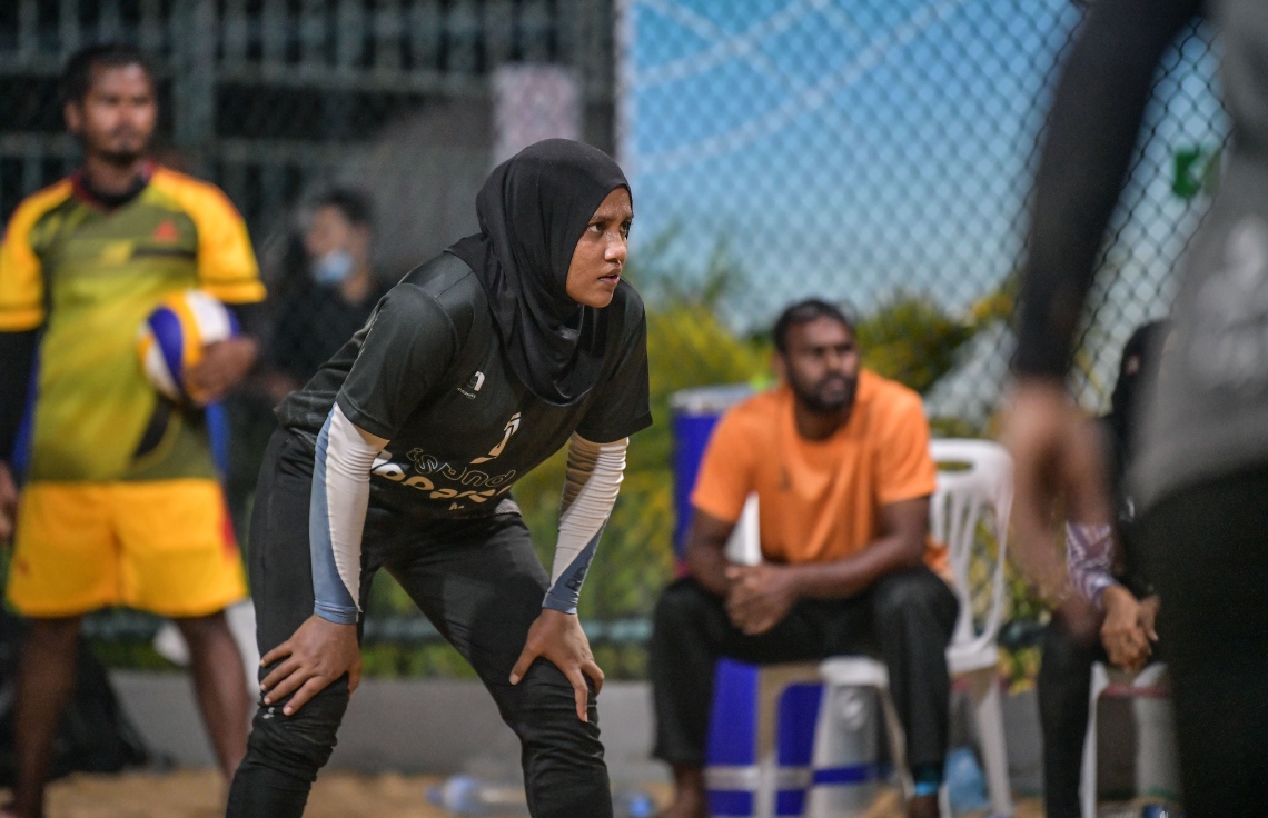 ހުޅުމާލެ: ޖެނުއަރީ 25، 2021: ހައުސިން ޑިވެލޮޕްމަންޓް ކޯޕަރޭޝަން (އެޗްޑީސީ)ގެ ފަރާތުން އާންމުންނަށް ހުޅުވާލައިގެން ބޭއްވި ޕާކް ވޮލީ މުބާރާތުގެ ތެރެއިން.-- ފޮޓޯ: ނިޝާން އަލީ /މިހާރު