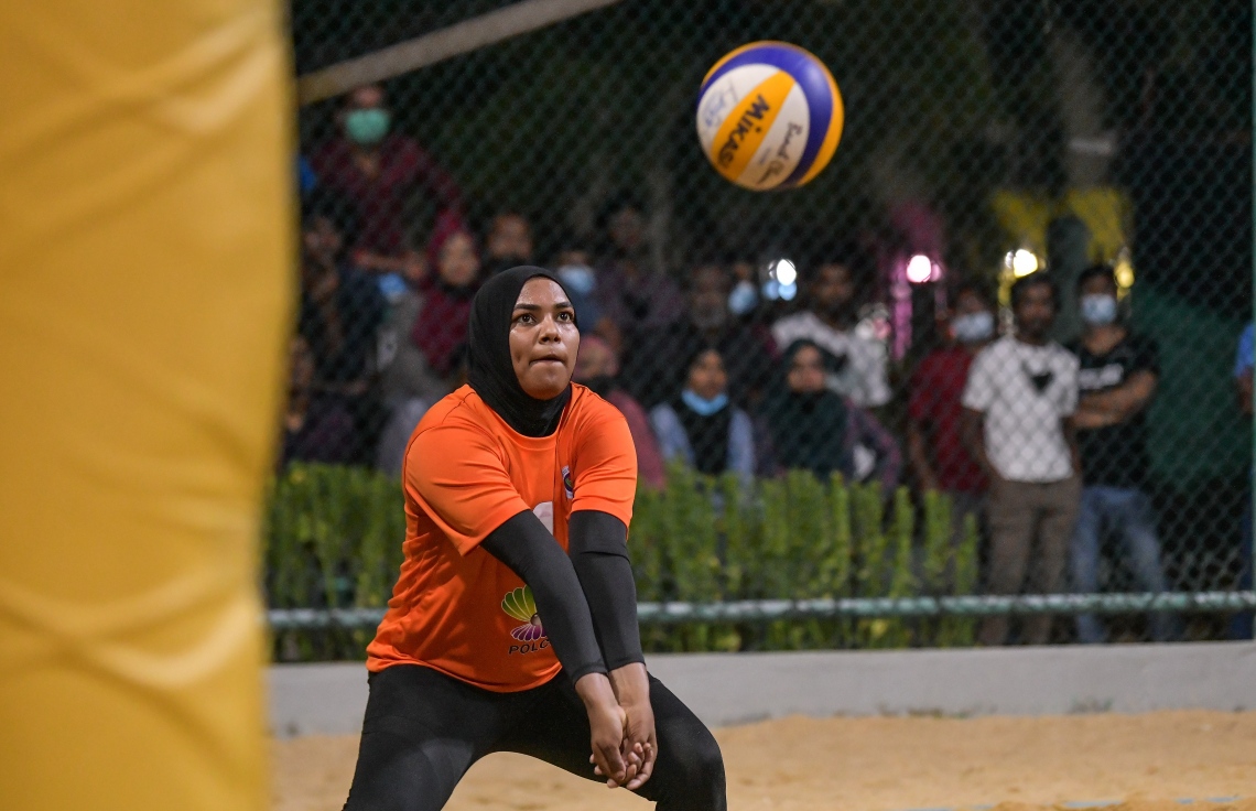 ހުޅުމާލެ: ޖެނުއަރީ 25، 2021: ހައުސިން ޑިވެލޮޕްމަންޓް ކޯޕަރޭޝަން (އެޗްޑީސީ)ގެ ފަރާތުން އާންމުންނަށް ހުޅުވާލައިގެން ބޭއްވި ޕާކް ވޮލީ މުބާރާތުގެ ތެރެއިން.-- ފޮޓޯ: ނިޝާން އަލީ /މިހާރު