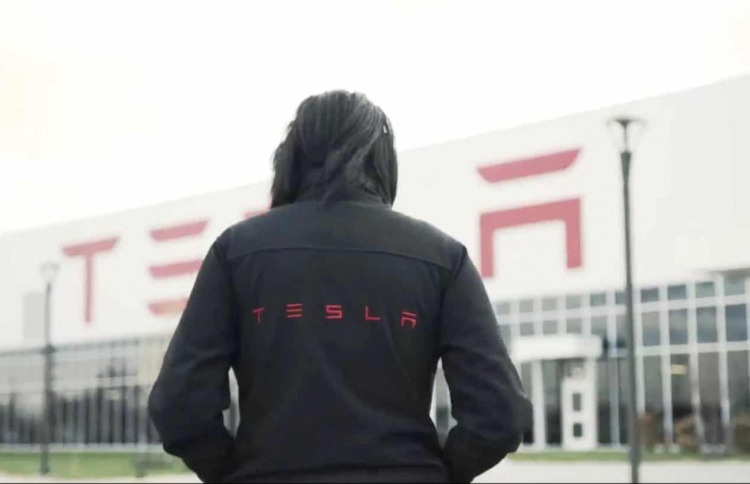 ޓެސްލާ ޓްރިލިއަން ޑޮލަރުގެ ކުންފުންޏަކަށް