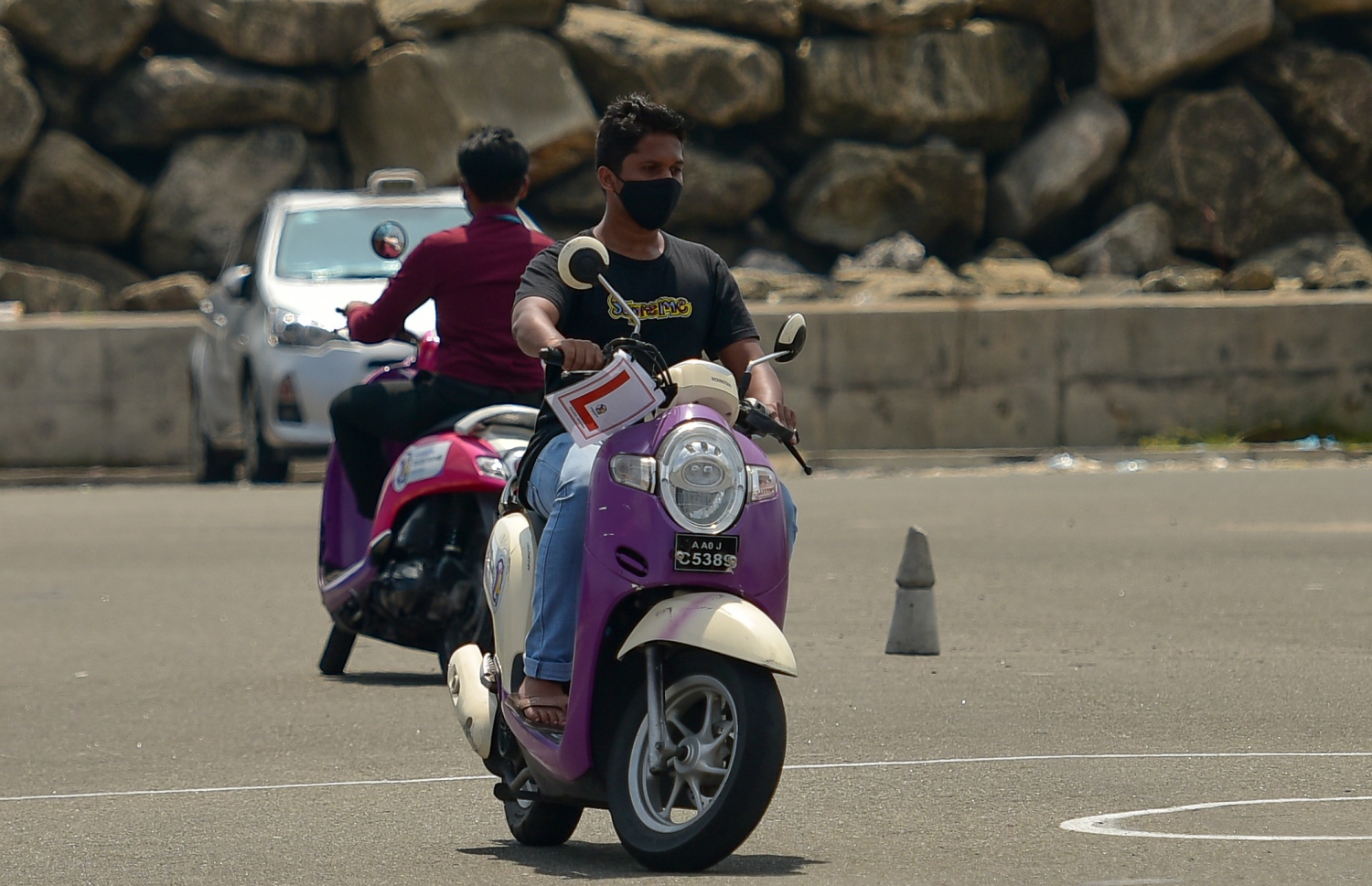 އިންޑަސްޓްރިއަލް ވިލެޖް ސަރަހައްދުގައި ދެ މީހަކު ސައިކަލް ދުއްވަން ދަސްކުރަނީ. --ފައިލް ފޮޓޯ: މިހާރު