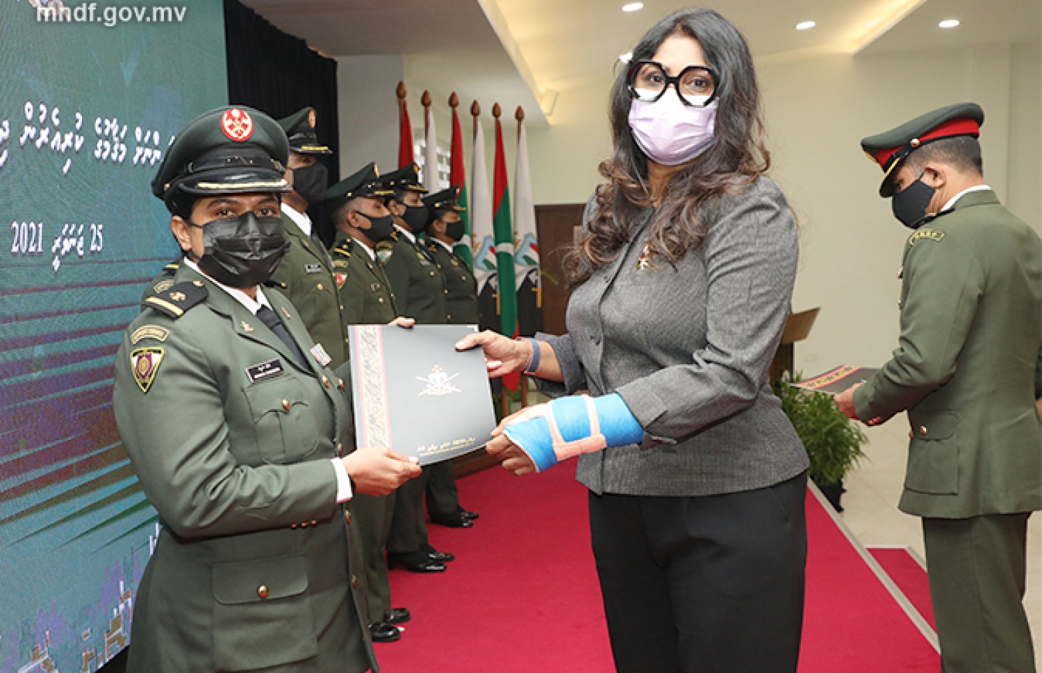 ލެފްޓިނެންޓް ކާނަލްގެ މަގާމަށް ޕްރޮމޯޓްވި ސިފައިންގެ އަންހެން އޮފިސަރުންތަކަކަށް ޑިފެންސް މިނިސްޓަރު މާރިޔާ މަގާމުގެ ކުރިއެރުން ލިބުނުކަމުގެ ސެޓްފިކެޓް ދެއްވަނީ.-- ފޮޓޯ: އެމްއެންޑީއެފް