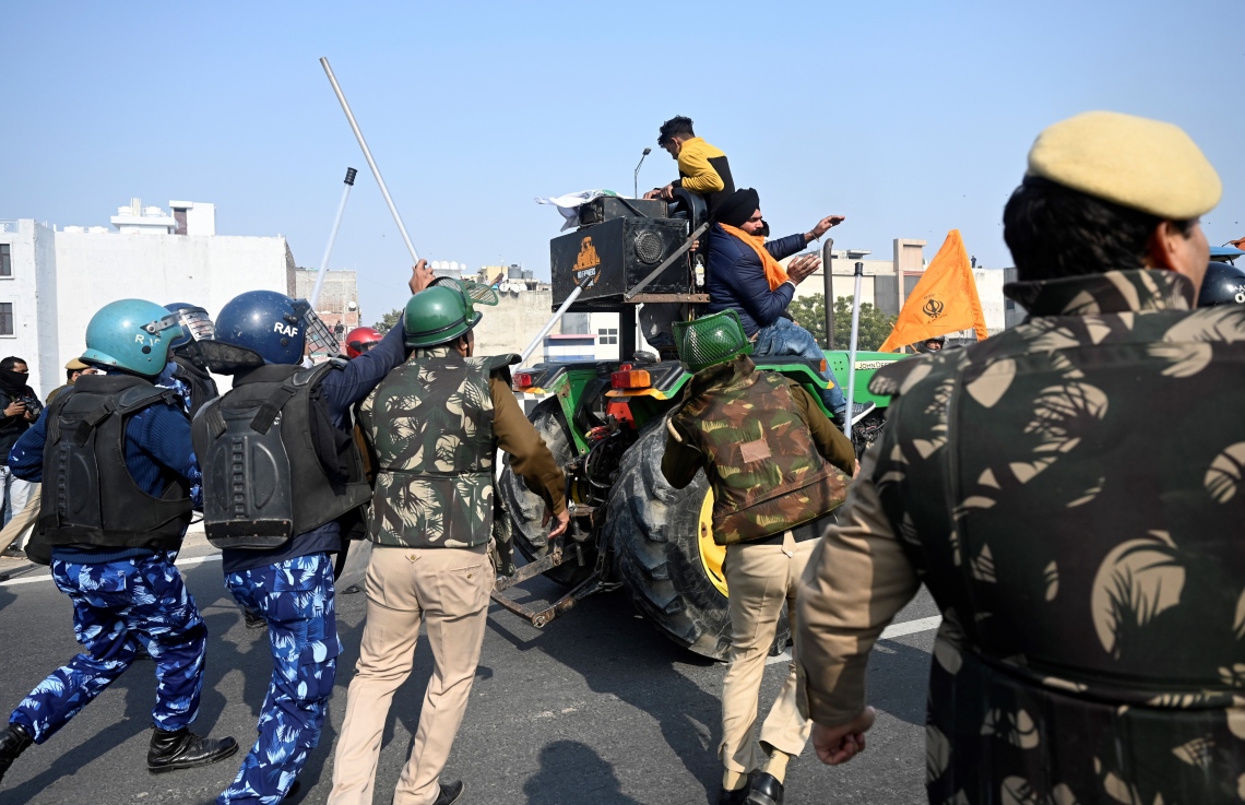 ނިއު ދިއްލީ: ޖެނުއަރީ 26، 2021: ދަނޑުވެރިންގެ މުޒާހަރާ ހުއްޓުވަން ފުލުހުން މަަސައްކަތް ކުރަނީ. --ފޮޓޯ:އޭއެފްޕީ