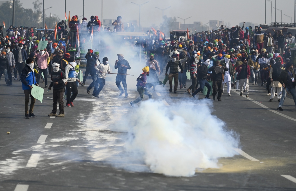 ނިއު ދިއްލީ: ޖެނުއަރީ 26، 2021: ދަނޑުވެރިންގެ މުޒާހަރާ ހުއްޓުވަން ފުލުހުން މަސައްކަތް ކުރަނީ. --ފޮޓޯ:އޭއެފްޕީ