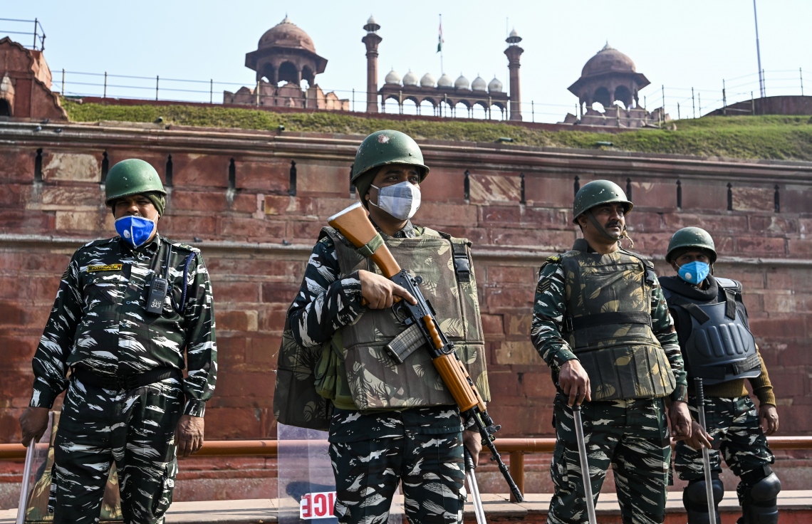 ނިއު ދިއްލީ: ޖެނުއަރީ 27، 2021: ދަނޑުވެރިންގެ މުޒާހަރާ އަށް ފަހު ދިއްލީގެ ރެޑް ފޯޓުގައި ފުލުހުން ސަލާމަތީ ކަންކަން ބަލަހައްޓަނީ. --ފޮޓޯ:އޭއެފްޕީ