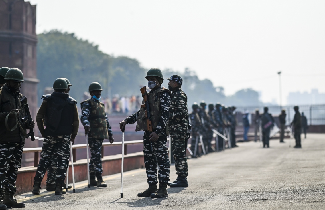 ނިއު ދިއްލީ: ޖެނުއަރީ 27، 2021: ދަނޑުވެރިންގެ މުޒާހަރާ އަށް ފަހު ދިއްލީގެ ރެޑް ފޯޓުގައި ފުލުހުން ސަލާމަތީ ކަންކަން ބަލަހައްޓަނީ. --ފޮޓޯ:އޭއެފްޕީ