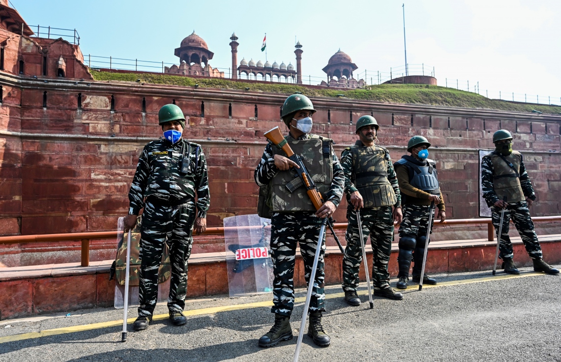 ނިއު ދިއްލީ: ޖެނުއަރީ 27، 2021: ދަނޑުވެރިންގެ މުޒާހަރާ އަށް ފަހު ދިއްލީގެ ރެޑް ފޯޓުގައި ފުލުހުން ސަލާމަތީ ކަންކަން ބަލަހައްޓަނީ. --ފޮޓޯ:އޭއެފްޕީ