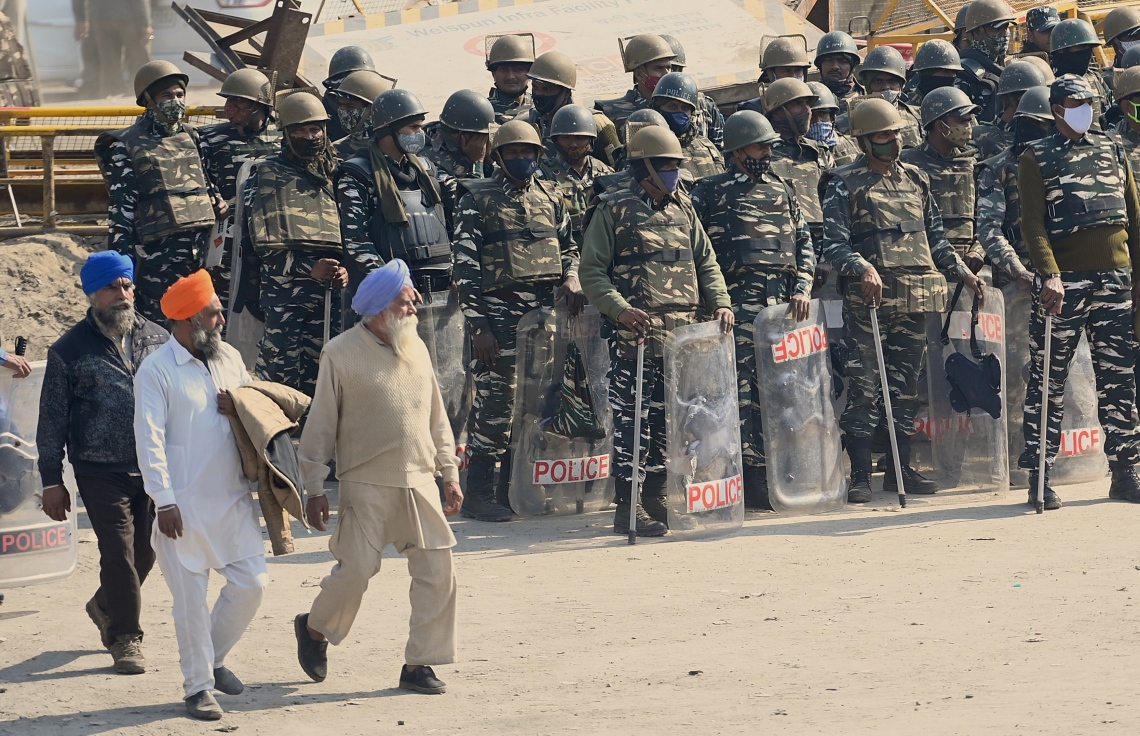 ނިއު ދިއްލީ: ޖެނުއަރީ 27، 2021: ހަރިޔާނާ- ދިއްލީ ގުޅޭ ބޯޑަރުގައި ސަލާމަތީ ފިޔަވަޅުތައް ވަރުގަދަކޮށްފައިވާ އިރު ދަނޑުވެރިންތަކެއް ހިނގާލާފައި ދަނީ. --ފޮޓޯ:އޭއެފްޕީ