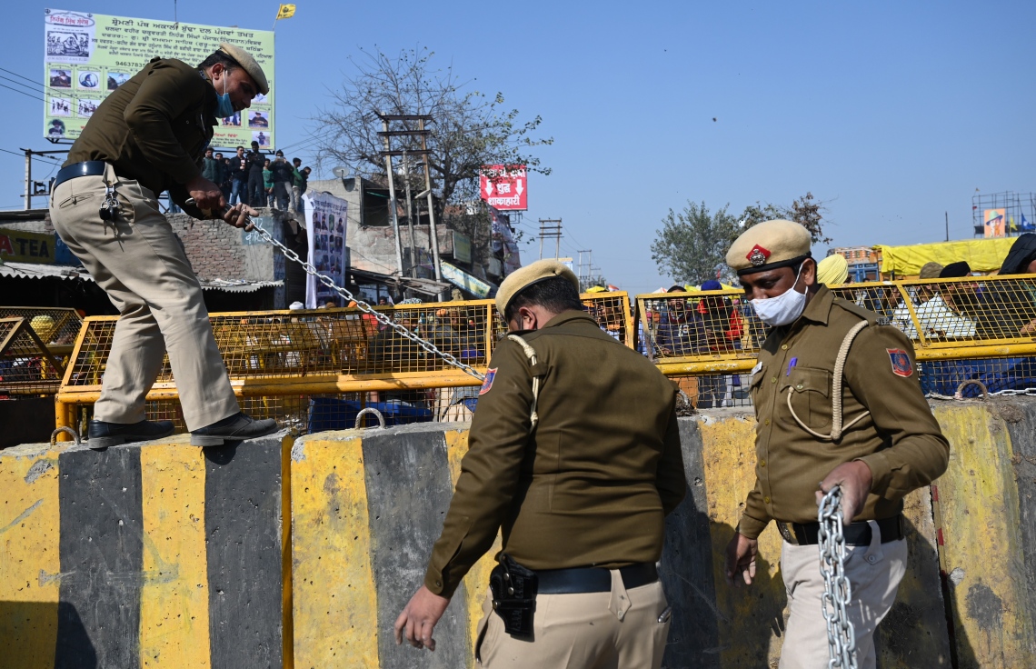 ނިއު ދިއްލީ: ޖެނުއަރީ 26، 2021: ދަނޑުވެރިންގެ  މުޒާހަރާއާ ގުޅިގެން ދިއްލީގައި ރޯޑް ބްލޮކް ބަހައްޓަނީ. --ފޮޓޯ:އޭއެފްޕީ