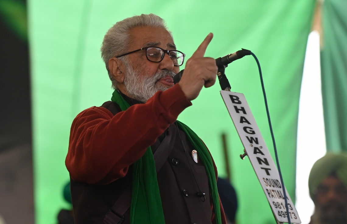 ނިއު ދިއްލީ: ޖެނުއަރީ 26، 2021: ހަރިޔާނާ- ދިއްލީ ގުޅޭ ބޯޑަރުގައި ބޭއްވި މުޒާހަރާއެއްގައި ދަނޑުވެރިންގެ ލީޑަރު ދަރުޝަން ޕާލް ވާހަކަ ދައްކަވަނީ. --ފޮޓޯ:އޭއެފްޕީ