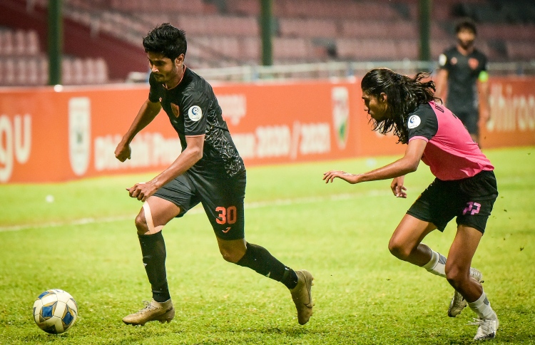 އީގަލްސް އިން ތިމްޕޫއާ ދެކޮޅަށް ކުޅޭ މެޗު މާލޭގައި