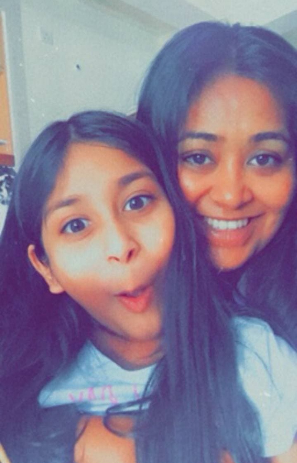 ނަތާޝާ ޖަލީލް އޭނާގެ 10 އަހަރުގެ ދަރިފުޅާއެކު.