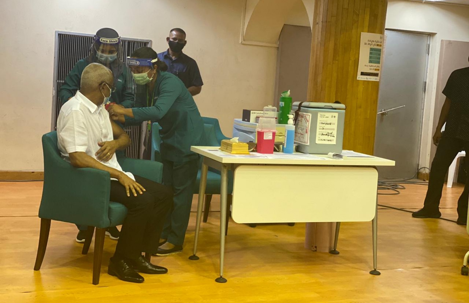 ރައީސް އިބްރާހިމް މުހައްމަދު ސޯލިހު ކޮވިޑް ވެކްސިން ޖައްސަވަނީ.--