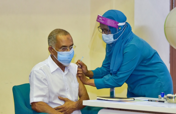 ކޮވިޑް ވެކްސިންގެ ބޫސްޓަ ޑޯޒް 50 އަހަރުން މައްޗަށް