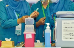 Health workers preparing to vaccinate people against COVID -- Photo: Mihaaru