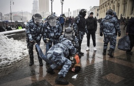 Police detain a man during a rally in support of jailed opposition leader Alexei Navalny in Moscow on January 31, 2021. - Navalny, 44, was detained on January 17 upon returning to Moscow after five months in Germany recovering from a near-fatal poisoning with a nerve agent and later jailed for 30 days while awaiting trial for violating a suspended sentence he was handed in 2014. (Photo by Alexander NEMENOV / AFP)