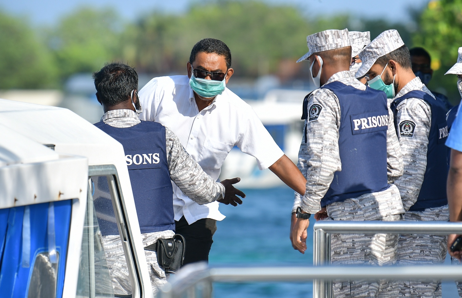 ކުރީގެ ރައީސް އަބްދުﷲ ޔާމީން ޖަލު ހުކުމް ތަންފީޒު ކުރުމަށް މާފުއްޓަށް ގެންދަނީ: ޔާމީން މިނިވަންކޮށް އިންތިހާބަށް ނެރެވިދާނެ ކަމާ މެދު ސުވާލު އުފެދިފައި ވިޔަސް ޕާޓީން އެ ވާހަކަ ދައްކާކަށް ބޭނުމެއް ނުވޭ. -- ފައިލް ފޮޓޯ: ނިޝާން އަލީ/މިހާރު