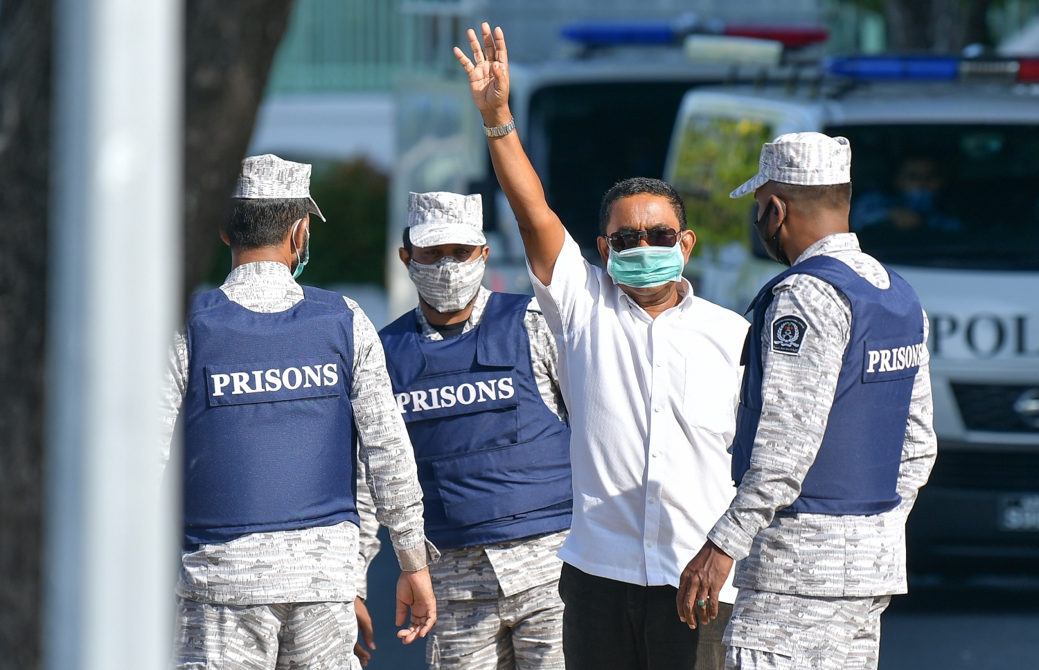 ފުލުހުންގެ ތަހުގީގަކަށް ފަހު، އަނބުރާ މާފުށީ ޖަލަށް ގެންދިއުމުގެ ކުރިން ޔާމީން، ސަޕޯޓަރުންނަށް އަތް ހިއްލާލައްވައި ސަލާމް ކުރައްވަނީ.