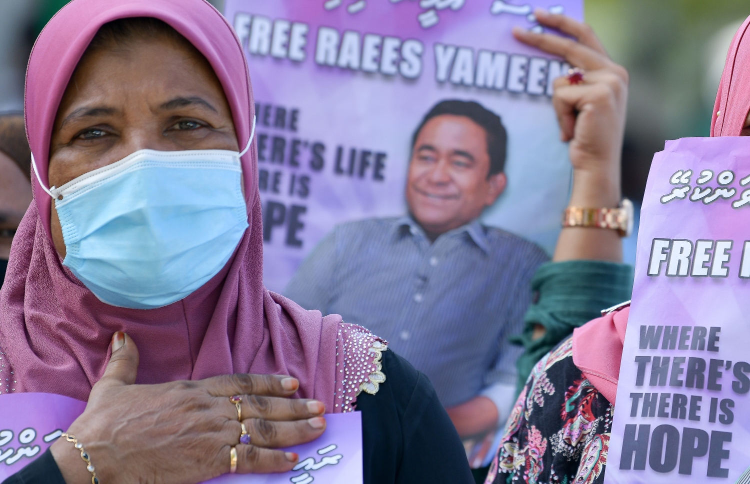 ކުރީގެ ރައީސް އަބްދުﷲ ޔާމީން ފުލުސް އޮފީހަށް ހާޒިރުކުރި ވަގުތު އެ ސަރަހައްދަށް އެއްވި އިދިކޮޅު ސަޕޯޓަރުން މުޒާހަރާ ކުރަނީ--.ފޮޓޯ: ނިޝާން އަލީ/މިހާރު