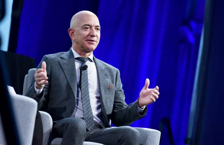 ޖެފް ބެޒޯސް އެމެޒޯންގެ ސީއީއޯގެ މަގާމު ދޫކޮށްލަނީ