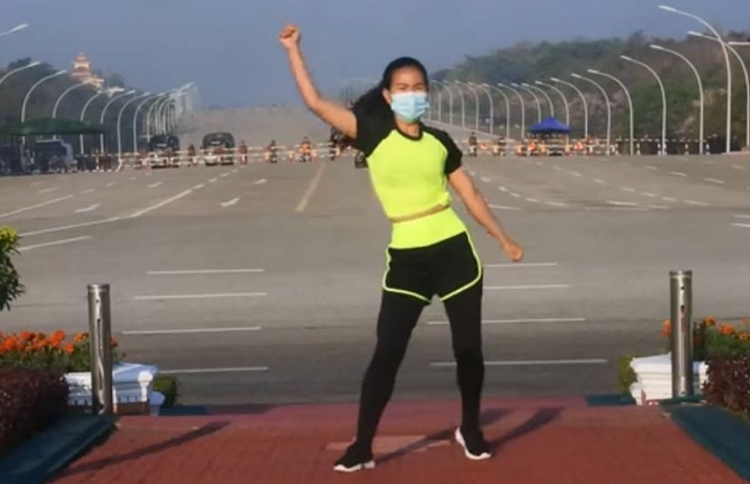 ބަޣާވާތް ހިންގިއިރު ވެސް ފޯރީގައި "ނަށަނީ"