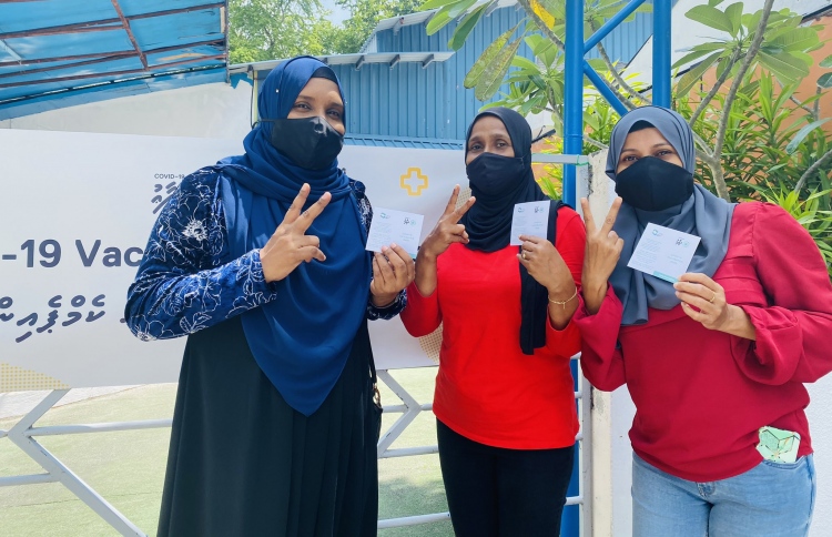 ޓީޗަރުންނަށް ކޮވިޑް ވެކްސިން ދޭން ފަށައިފި