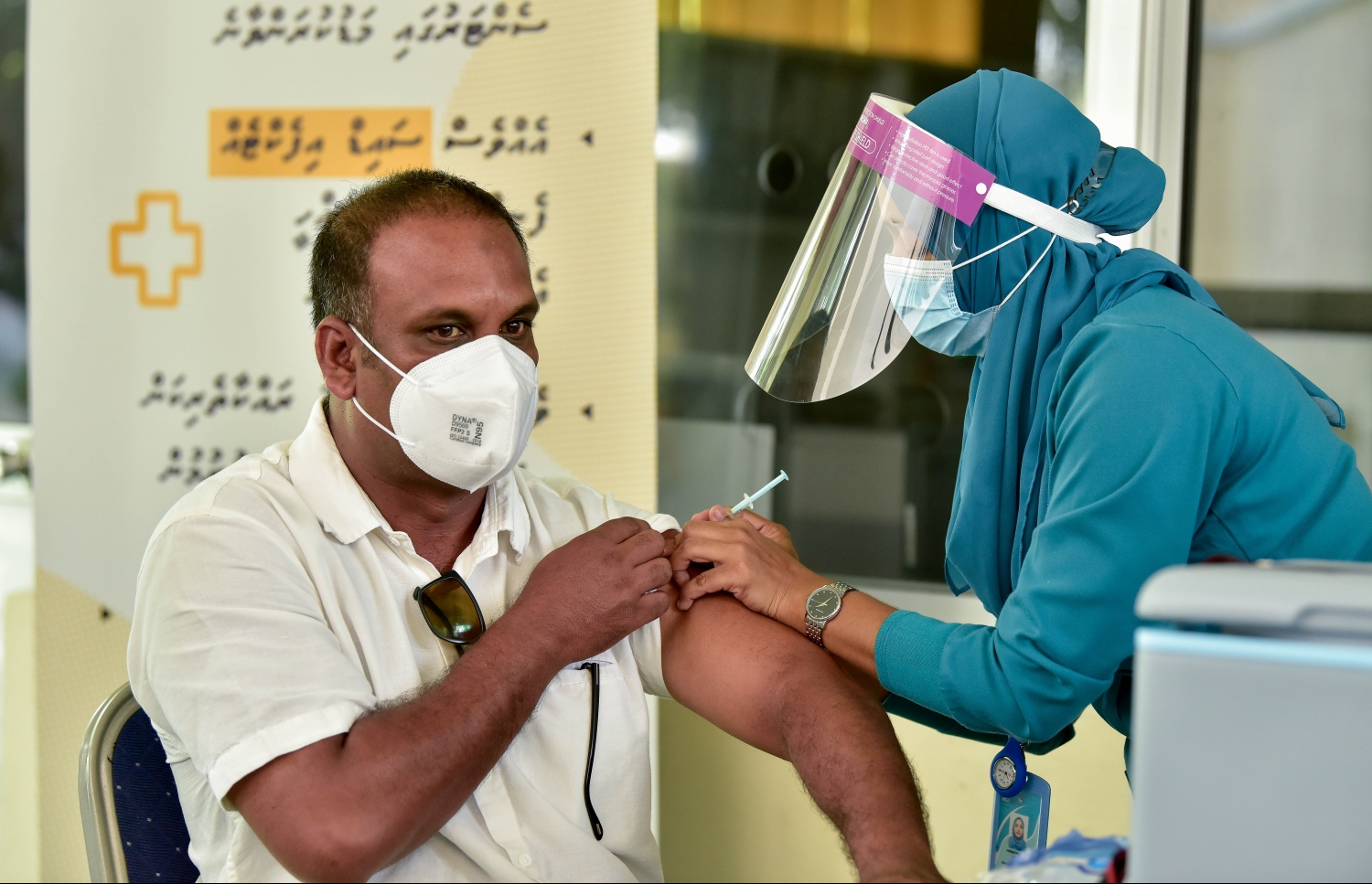 ޓޫރިޒަމް ދާއިރާގައި މަސައްކަތް ކުރާ މުވައްޒަފަކަށް ވެކްސިން ޖަހަނީ--ފޮޓޯ:ނިޝާން އަލީ/މިހާރު