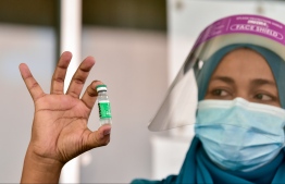 A health worker administers the COVISHIELD vaccine. PHOTO: NISHAN ALI/ MIHAARU