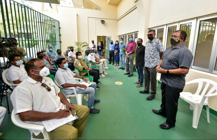 ރަށަށް ނުދެވޭތީ ރިސޯޓު މުވައްޒަފުންގެ ޕެޓިޝަނެއް