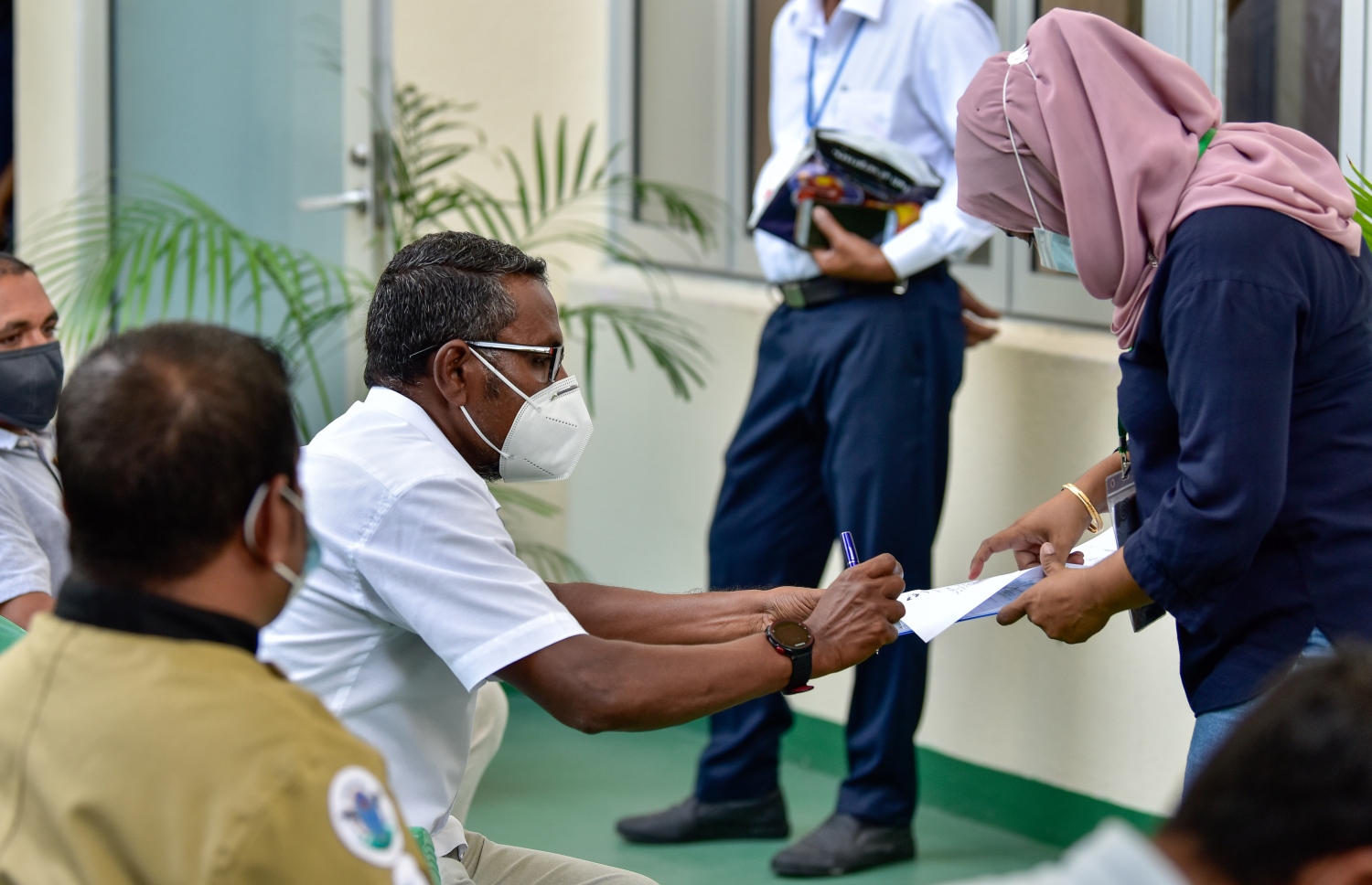 ޓޫރިޒަމް ދާއިރާގައި މަސައްކަތް ކުރާ މުވައްޒަފަކު ވެކްސިން ޖެހުމަށް ފޯމު ފުރަނީ-- ފޮޓޯ: ނިޝާން އަލީ/ މިހާރު