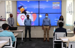 މާލޭގެ ސްކޫލްތަކަށް އަމާޒުކޮށްގެން ހިންގާ "ސޭފާ އިންޓަނެޓް އެމްބެސެޑަރުން ތަމްރީނުކުރުމުގެ ޕްރޮގްރާމް ފެށުމުގެ ރަސްމިއްްޔާތުގައި ކުރީގެ މިނިސްޓަރު މަލީހު ވާހަދައްކަވަނީ. އިންޓަނެޓުގެ ހެޔޮ އަގުތައް އިއުލާނުކުރުން މާދަމާއަށް ވަނީ ފަސްކޮށްފައި---