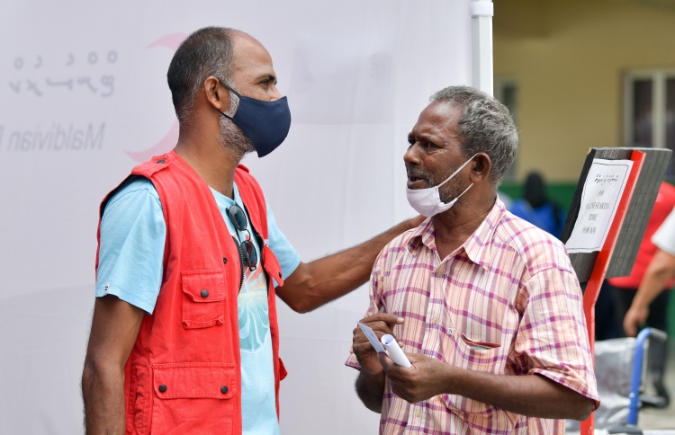 ދޮށީ އުމުރު މީހުން ބަލަހައްޓާ މީހުންނަށް ވެކްސިން ދެނީ