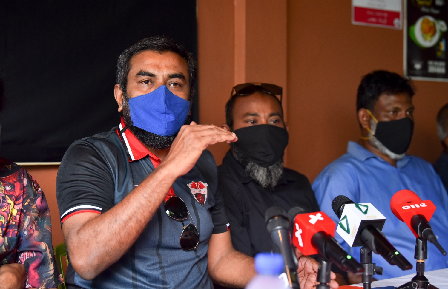 ޓީސީގެ އޮފިޝަލް އީސަ (މޯ) ނޫސްވެރިންގެ ބައްދަލުވުމުގެ ތެރެއިން ވާހަކަ ދައްކަނީ.-- ފޮޓޯ: ނިޝާން އަލީ/ މިހާރު