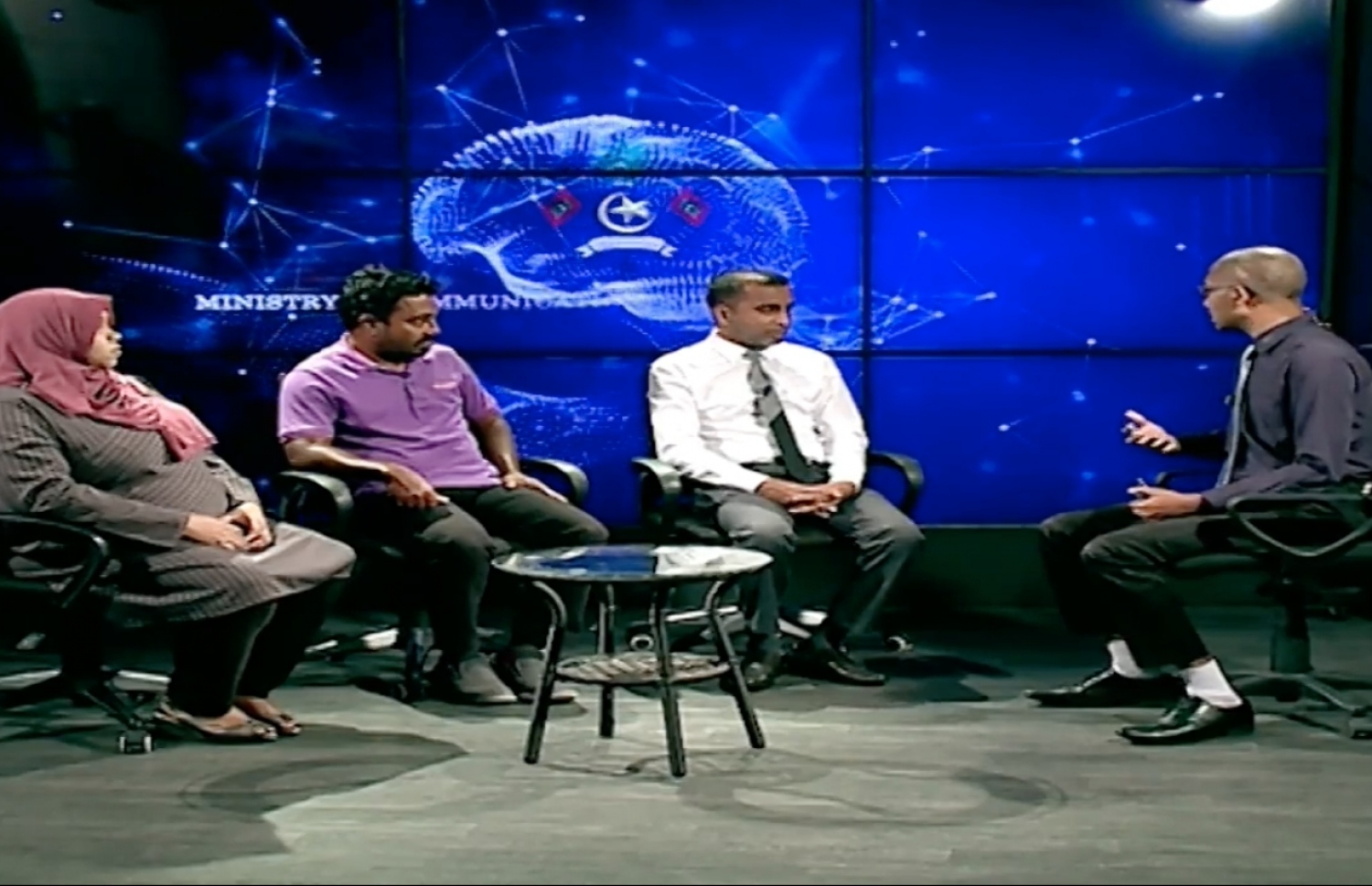 އިންޓަނެޓުގެ ރައްކާތެރިކަމުގެ ދުވަހު ޓެކްނޮލޮޖީ މިނިސްޓްރީން ކުރިއަށް ގެންދިޔަ ޕެނަލް ޑިސްކަޝަންގެ ބައިވެރިން. ވީޑިއޯ ސްކްރީންޝޮޓް