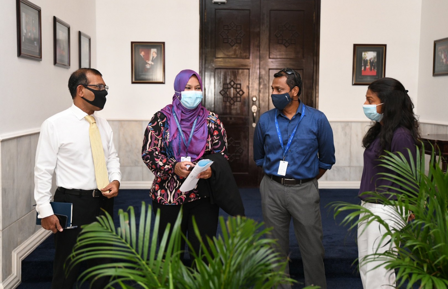 ރައްޔިތުންގެ މަޖިލީހުގައި ވެކްސިން ޖެހުމާ ގުޅޭގޮތުން، މަޖިލީހުގެ ރައީސް ނަޝީދާއި (ވ)، އަމީންއާންމު ނިއުޝާ، އޭޑީކޭގެ މެނޭޖިން ޑިރެކްޓަރު އަފްއާލް އަދި މަޖިލީހުގެ ނައިބު ރައީސް އީވާ ބައްދަލުކުރައްވަނީ.-- ފޮޓޯ: ރައްޔިތުންގެ މަޖިލިސް