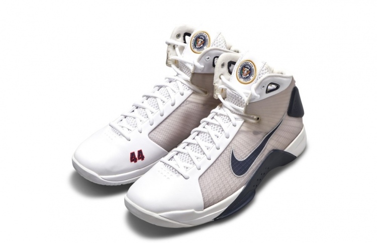 އޮބާމާ އަށް ނައިކީން ހެދި ބާސްކެޓް ބޫޓެއް ވިއްކާލަނީ