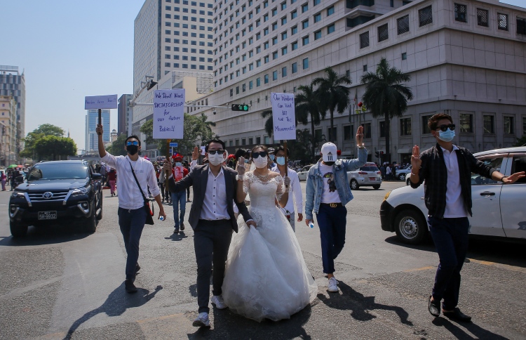 މިއަންމާ ސިފައިން ސޫކީގެ ޕާޓީގެ އޮފީހަށް ވަދެގެންފި