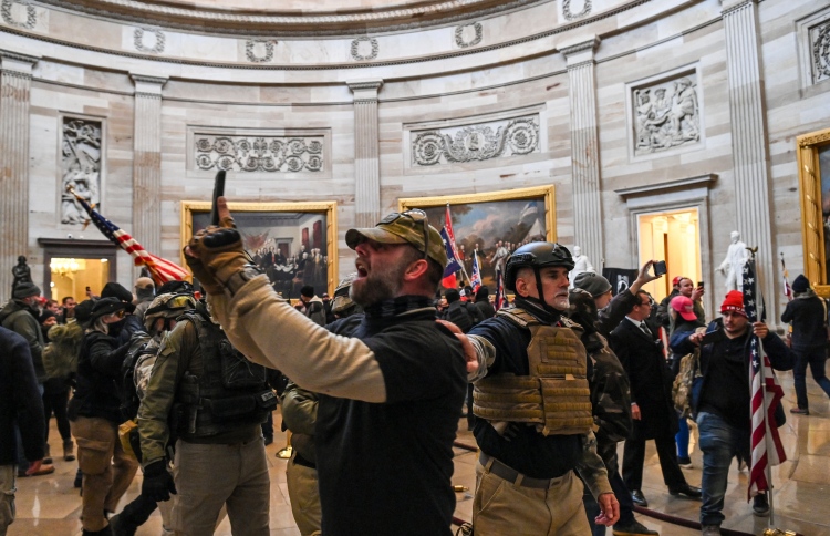 ޓްރަމްޕް ދެކޮޅު ހެދި ލިޔުންތައް ދޭން ކޯޓުން އަންގައިފި