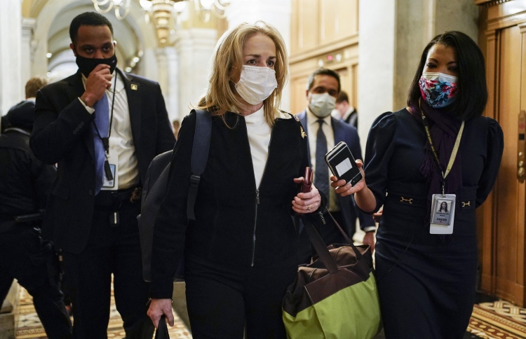 ޓްރަމްޕްގެ ޝަރީއަތް: ވީޑިއޯތަކުން ސެނެޓަށް ހިމޭންކަން