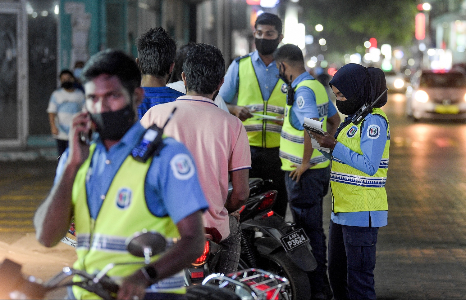 ވެހިކަލް ދުއްވުމުން މަނާ ގަޑީގައި ވެހިކަލް ދުއްވި ބަޔަކު ފުލުހުން ހިފަހައްޓުވައި މައުލޫމާތު ހޯދަނީ.-- ފޮޓޯ: ނިޝާން އަލީ/ މިހާރު