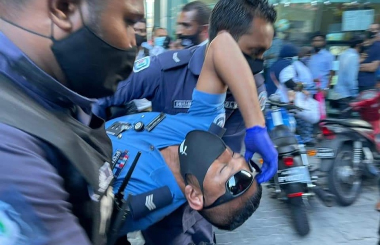 އިދިކޮޅުން ބުނީ އަނިޔާވީ ފުލުހުން ގޯސް ހެދުމުން ކަމަށް