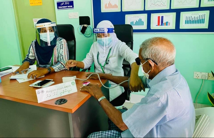 އައްޑޫގައި 1300 އަށް ވުރެ ގިނަ މީހުންނަށް ވެކްސިން