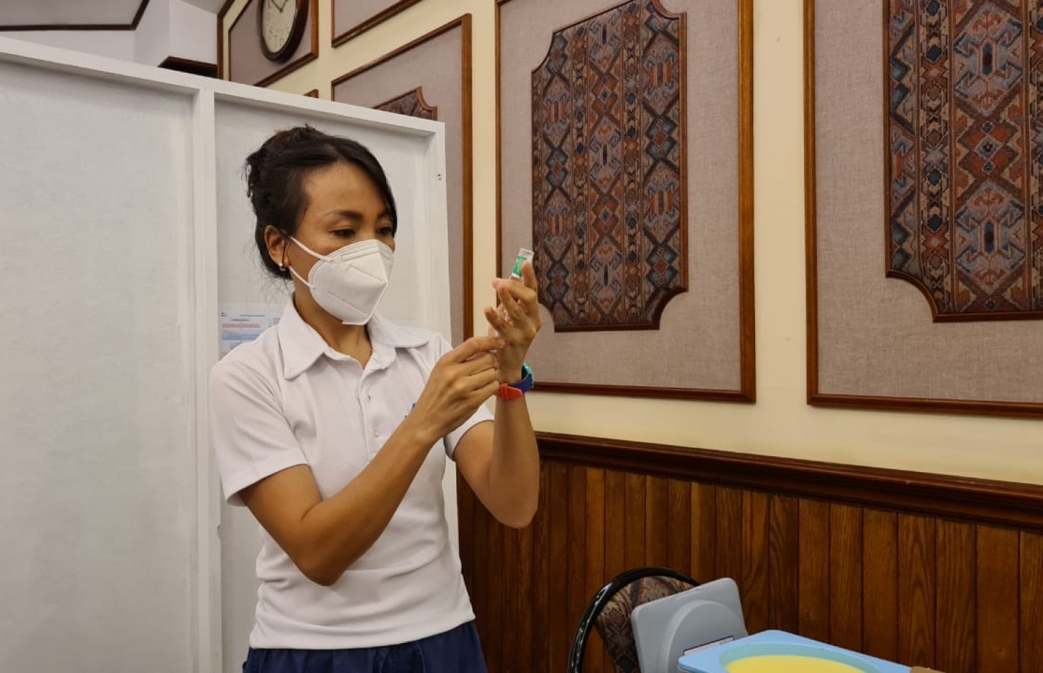 ބަނޑޮހުގެ ނަރުހަކު އެ ރިސޯޓުގެ މުވައްޒަފަކަށް ވެކްސިން ދޭންތައްޔާރުވަނީ: ކޮންމެ ރިސޯޓެއްގައި ވެސް ވެކްސިން ދޭން ޓްރެއިންވެފައި ތިބި ދެ ސިއްހީ ހިދުމަތްތެރިން ތިބެން ޖެހޭ-- ފޮޓޯ: ޓޫރިޒަމް މިނިސްޓްރީ