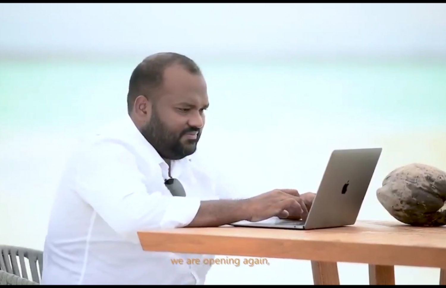 ކުރީގެ ޓޫރިޒަމް މިނިސްޓަރު އަލީ ވަހީދު، ޓޫރިޒަމް ޕްރޮމޯޝަންގެ އިސްތިހާރެއްގައި: އޭނާގެ ޝަރީއަތް އޮންލައިންކޮށް ކްރިމިނަލް ކޯޓުގައި ބާއްވަނީ އިނގިރޭސި ވިލާތުގައި ހުންނަވައިގެން.