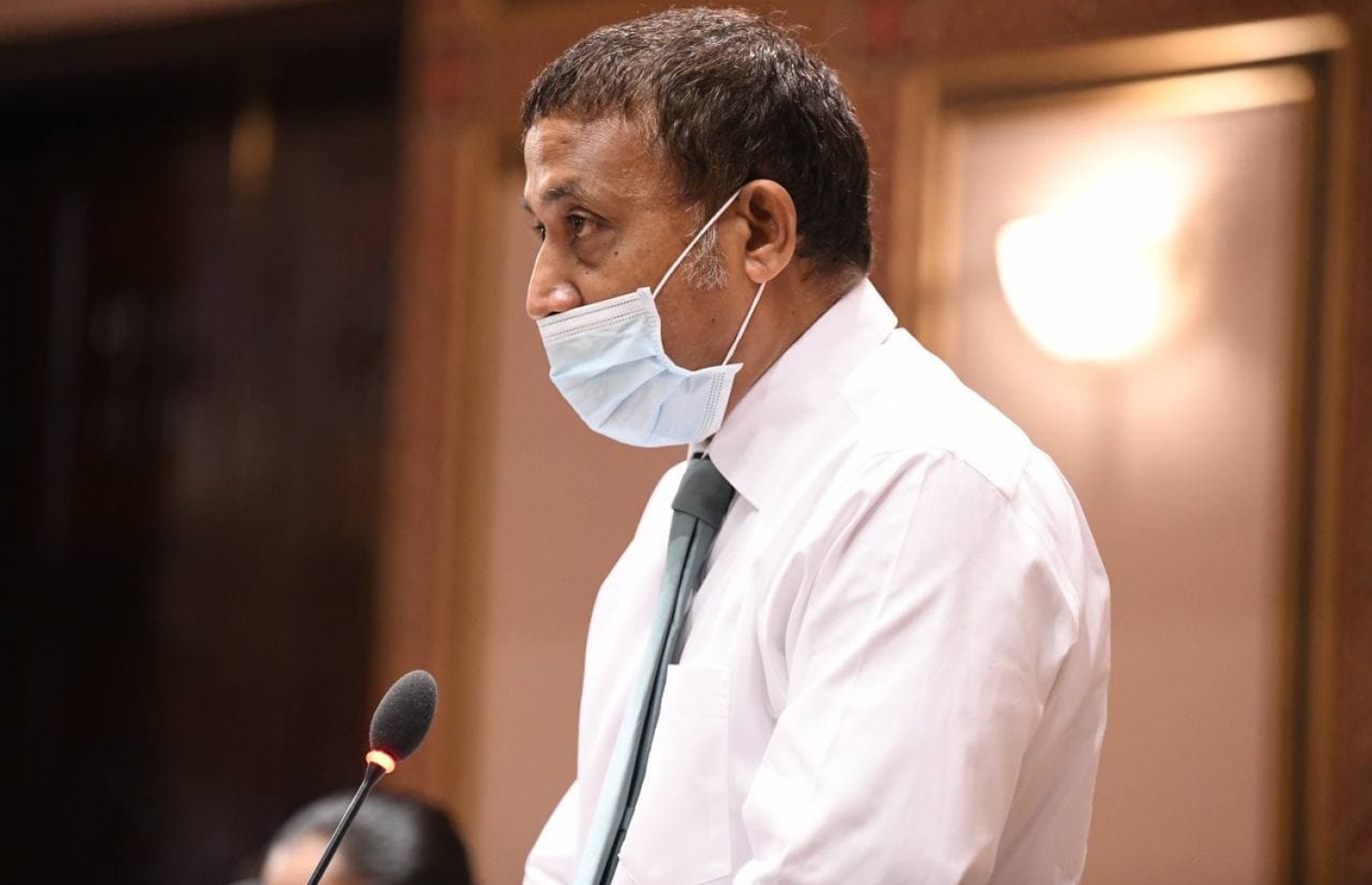 ރައްޔިތުންގެ މަޖިލީހުގެ  ޖަލްސާއެއްގައި މެމްބަރުން ކުރެއްވި ސުވާލުތަކަށް ހައުސިން މިނިސްޓަރު އަސްލަމް ޖަވާބު ދެއްވަނީ.---ފޮޓޯ: މަޖިލިސް